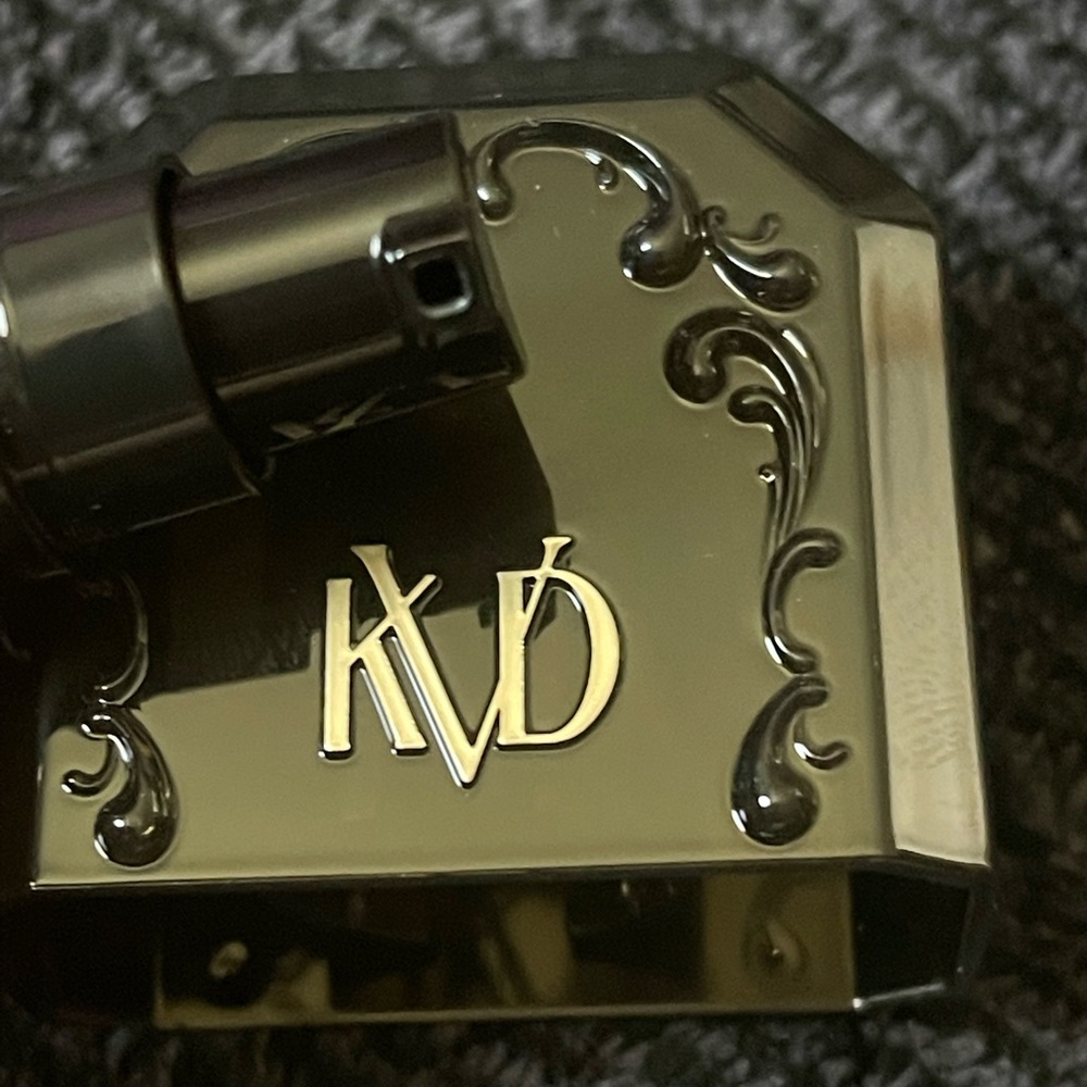 KVD Good Apple Tan 072 Full-Coverage Transfer-Proof Serum Foundation - Picture 3 of 6